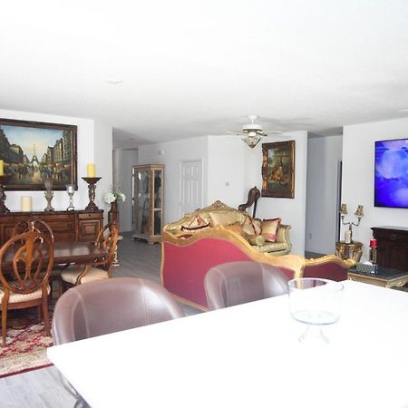A Beautiful Queen Bedroom Orlando Exterior photo