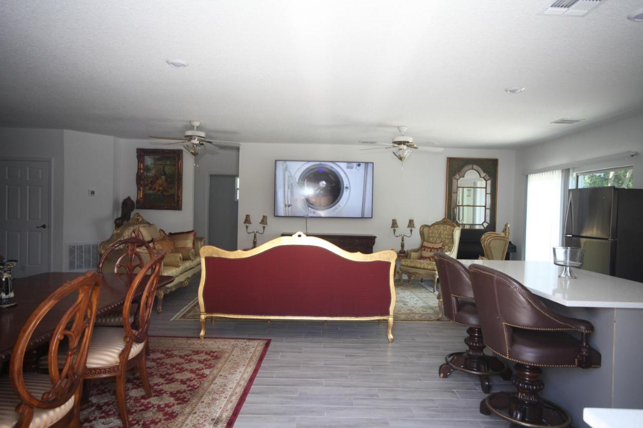 A Beautiful Queen Bedroom Orlando Exterior photo