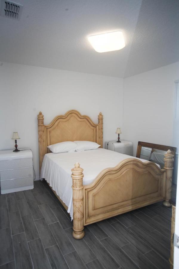 A Beautiful Queen Bedroom Orlando Exterior photo