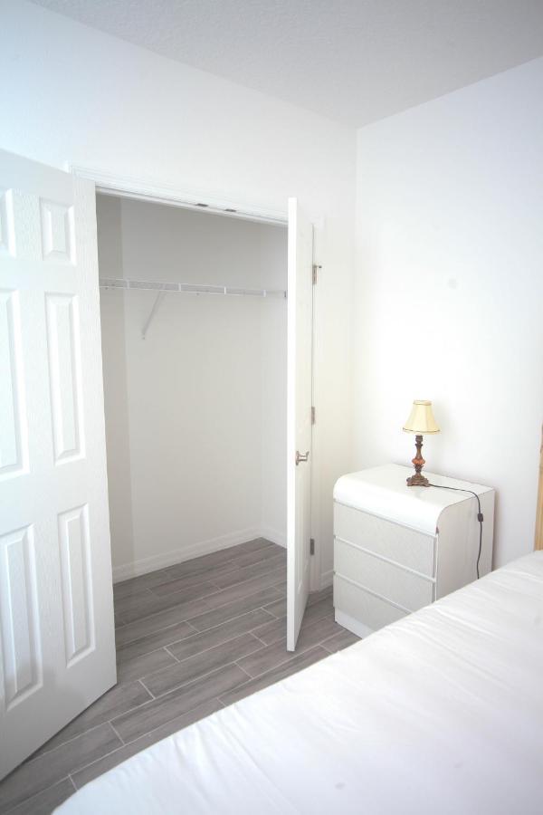 A Beautiful Queen Bedroom Orlando Exterior photo