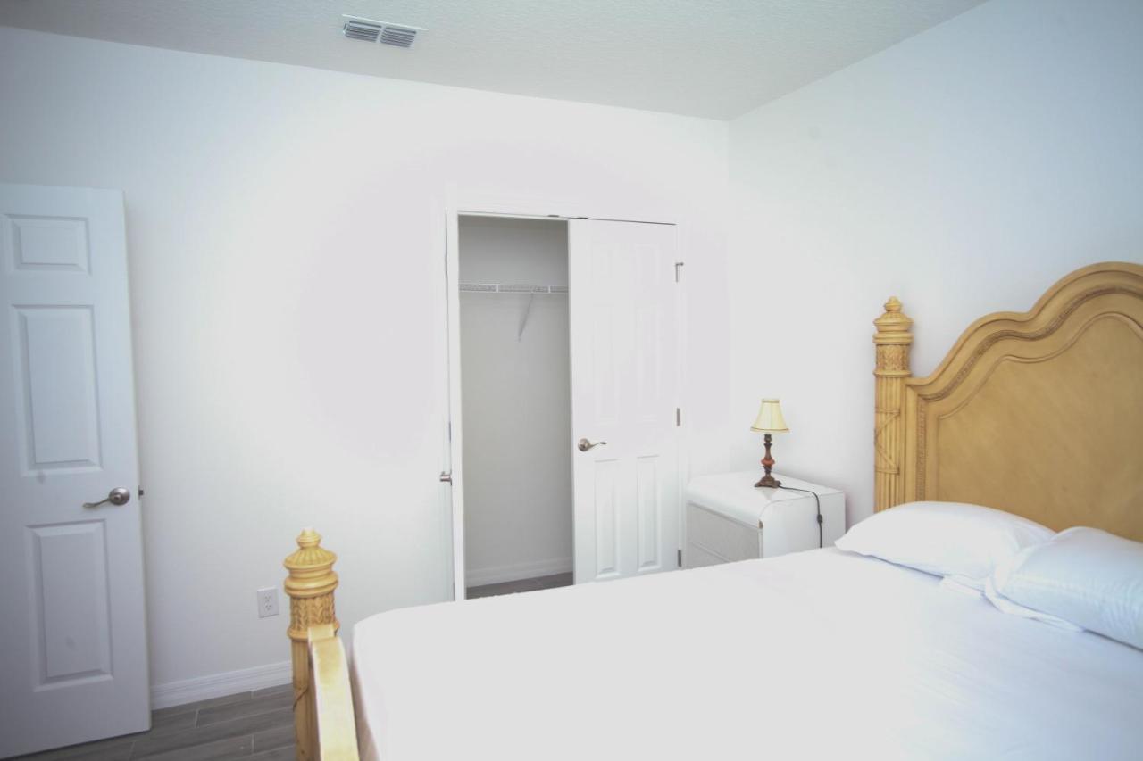 A Beautiful Queen Bedroom Orlando Exterior photo