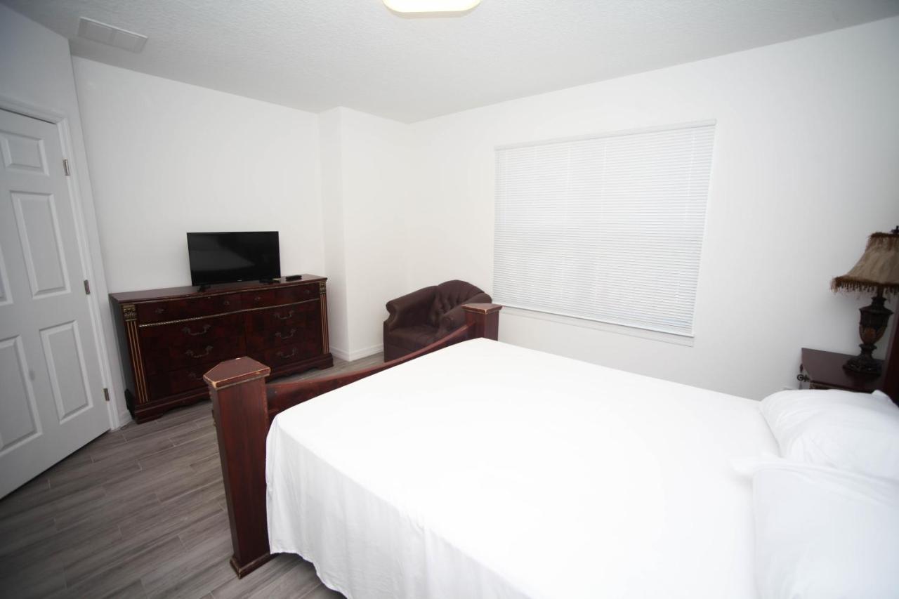 A Beautiful Queen Bedroom Orlando Exterior photo