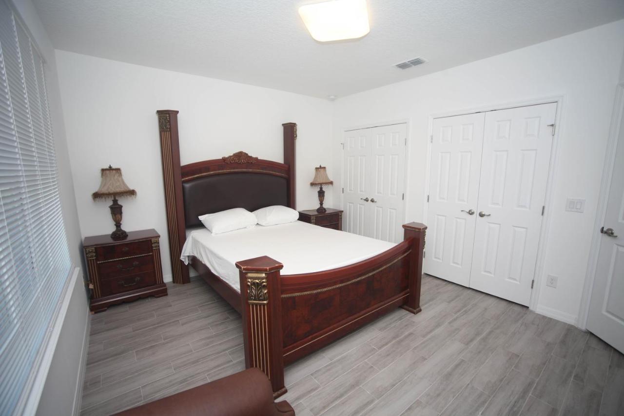 A Beautiful Queen Bedroom Orlando Exterior photo