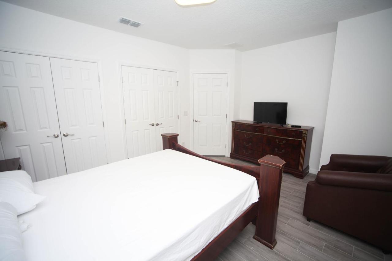 A Beautiful Queen Bedroom Orlando Exterior photo